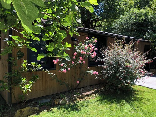 Studio indépendant + jardin. 5 min à pied de Jardy, 15 min la Défense en train.