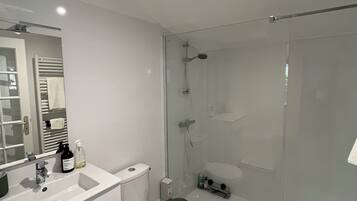 SĂšche-cheveux, serviettes fournies, savon, papier toilette