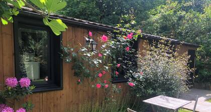 Studio indépendant + jardin. 5 min à pied de Jardy, 15 min la Défense en train.