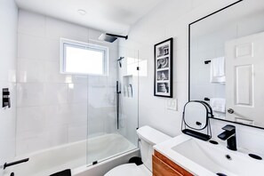 Dusche, Haartrockner, Handtücher, Shampoo