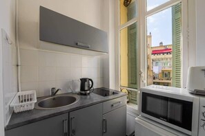 Kühlschrank, Mikrowelle, Herdplatte, Wasserkocher