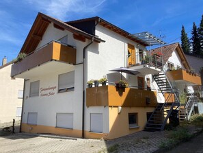 Exterior - Apartment 'Erdgeschoss' with Mountain View, Shared Terrace and Wi-Fi (Metzingen)