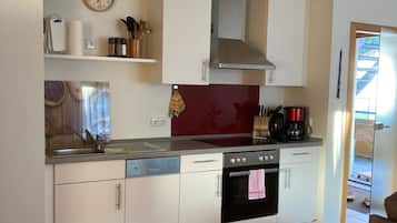 Een koelkast, een magnetron, een oven, een kookplaat