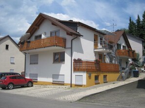 Exterior - Apartment 'Erdgeschoss' with Mountain View, Shared Terrace and Wi-Fi (Metzingen)