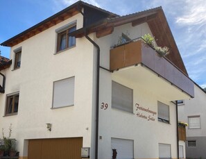 Exterior - Apartment 'Erdgeschoss' with Mountain View, Shared Terrace and Wi-Fi (Metzingen)