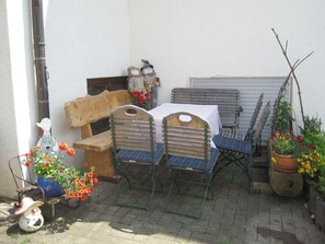 Outdoor dining - Apartment 'Erdgeschoss' with Mountain View, Shared Terrace and Wi-Fi (Metzingen)