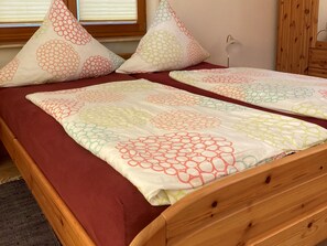 Tabla de planchar con plancha, wifi y ropa de cama 