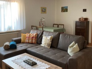 TV, stereo - Apartment 'Erdgeschoss' with Mountain View, Shared Terrace and Wi-Fi (Metzingen)