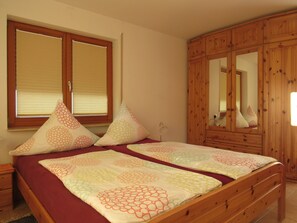 1 bedroom, iron/ironing board, WiFi, bed sheets - Apartment 'Erdgeschoss' with Mountain View, Shared Terrace and Wi-Fi (Metzingen)