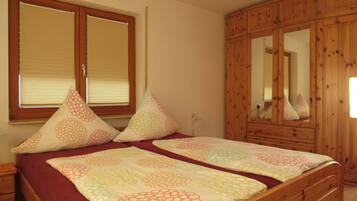 Tabla de planchar con plancha, wifi, ropa de cama