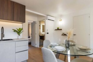 Dining - Beautiful and bright 2-bedroom apartment in the Golden Square (Niza)