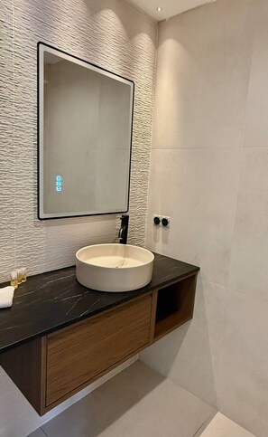 Douche, sèche-cheveux, serviettes fournies