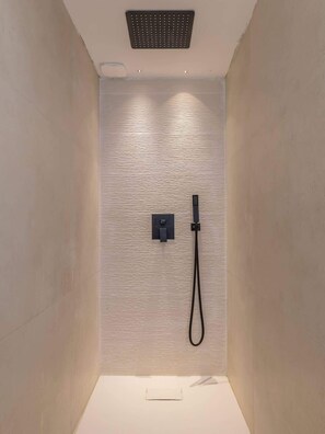 Shower, hair dryer - Beautiful and bright 2-bedroom apartment in the Golden Square (Niza)