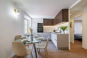 Dining - Beautiful and bright 2-bedroom apartment in the Golden Square (Niza)