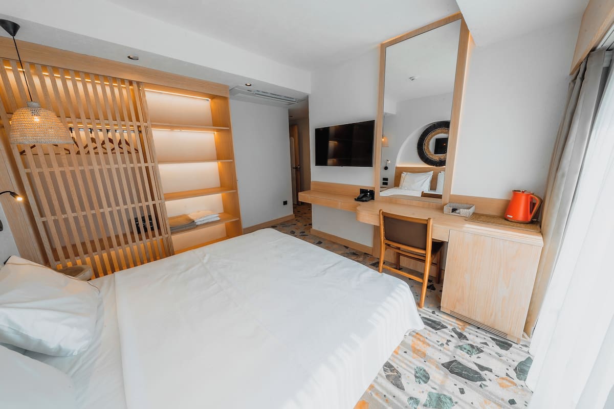 Elite tweepersoonskamer, balkon, uitzicht op zee | Luxe beddengoed, een minibar, een kluis op de kamer, een bureau