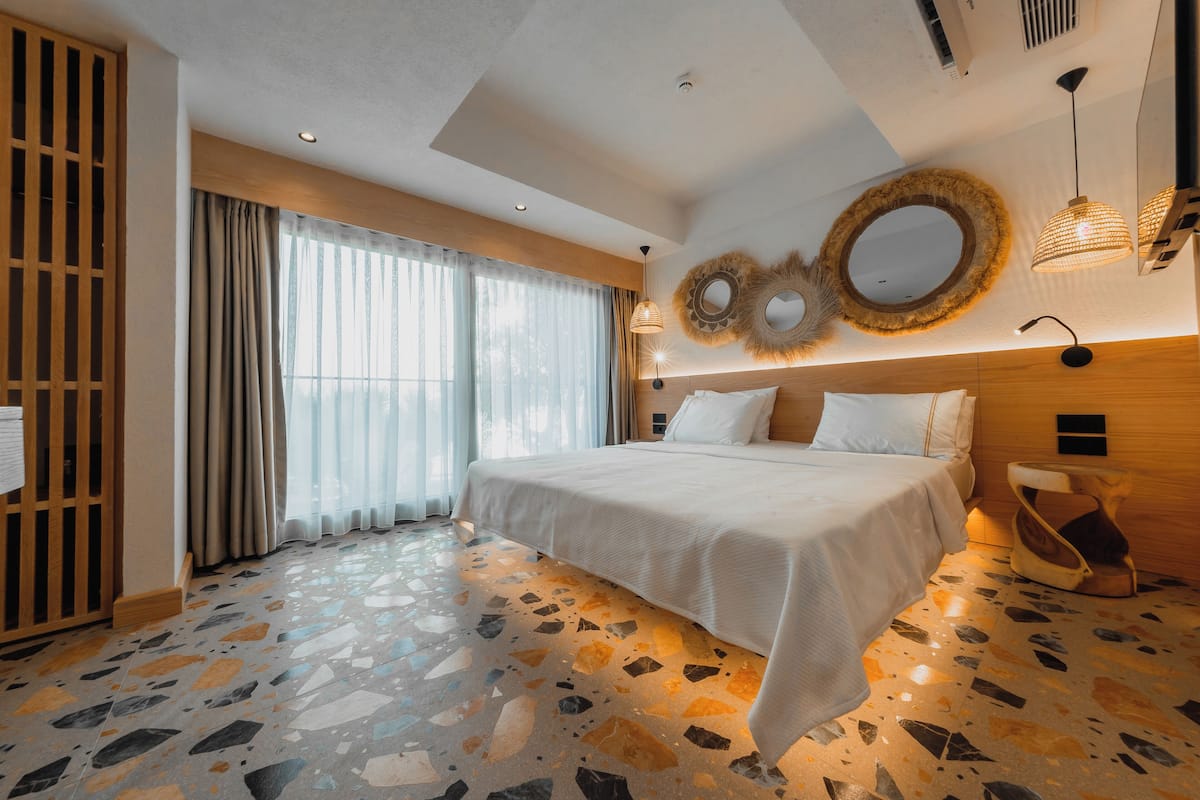 Comfort tweepersoonskamer, balkon, uitzicht op zee | Luxe beddengoed, een minibar, een kluis op de kamer, een bureau