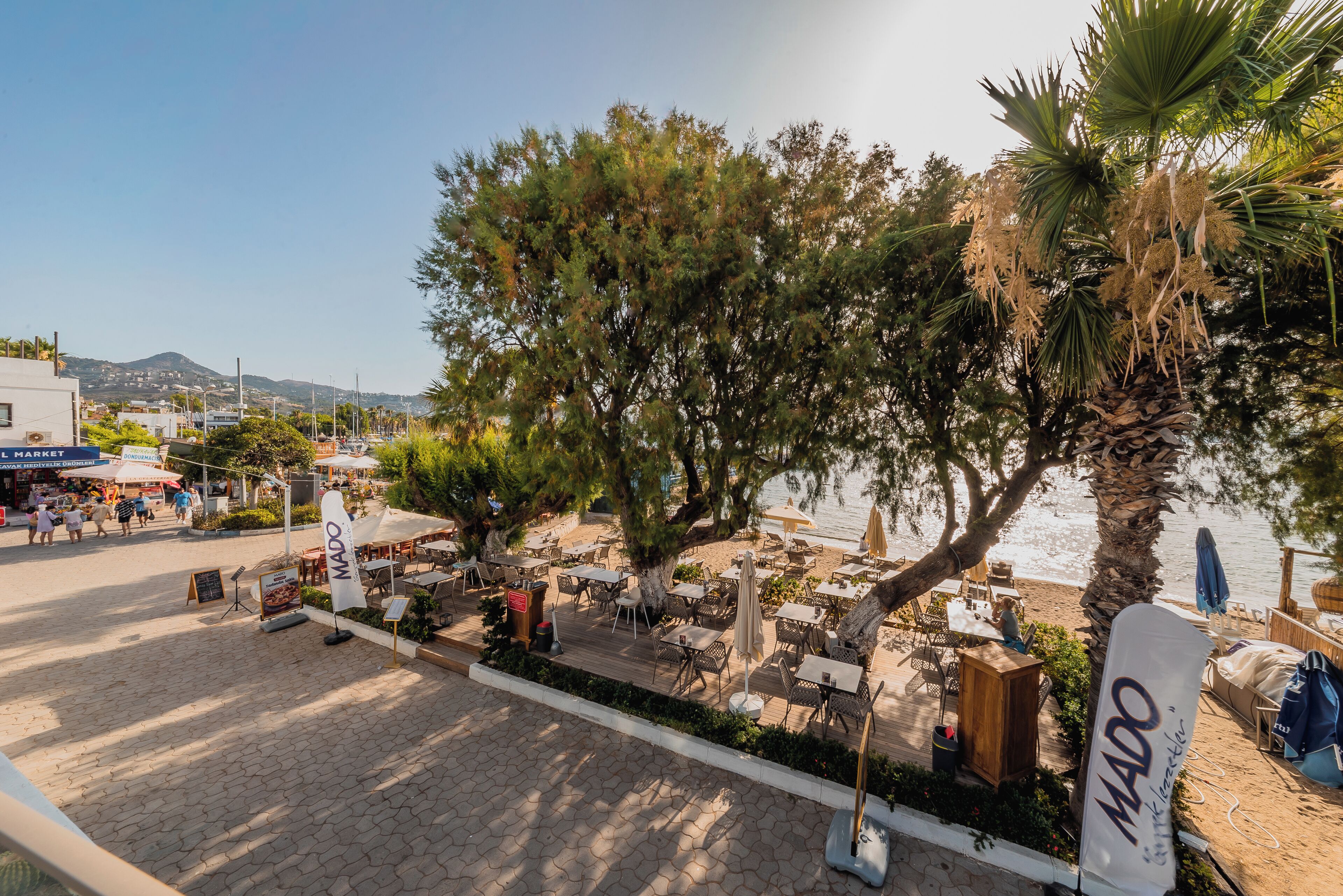 Een privéstrand, een strandbar