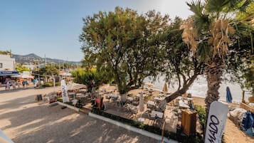 Een privéstrand, een strandbar