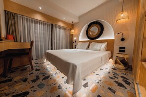 أغطية فراش متميزة وميني بار وخزنة داخل الغرفة ومكتب