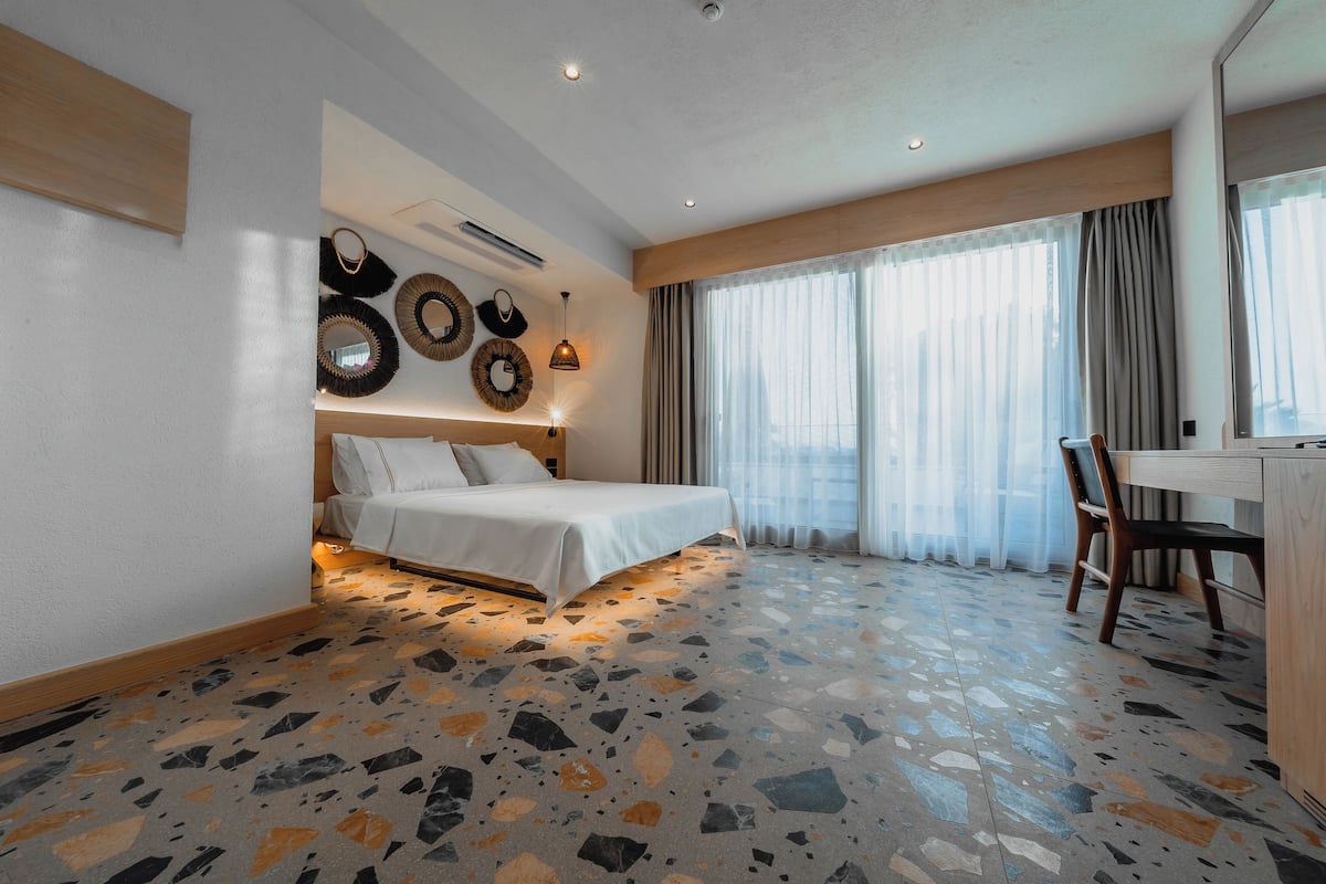 Premium tweepersoonskamer, uitzicht op zee | Luxe beddengoed, een minibar, een kluis op de kamer, een bureau