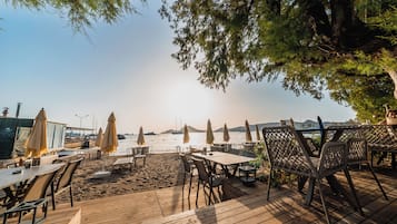 Aan een privéstrand, een strandbar