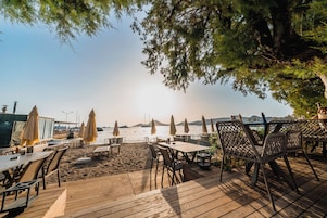 Playa privada, bar en la playa