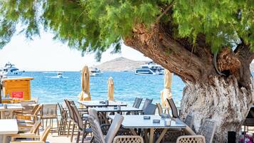 Spiaggia privata, un bar sulla spiaggia