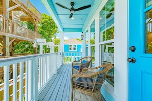 Terrace/patio - 💎Near Cruise Port! Private Retreat * 2 Homes + Heated Pool for 1 Price! 💎 (Galveston)