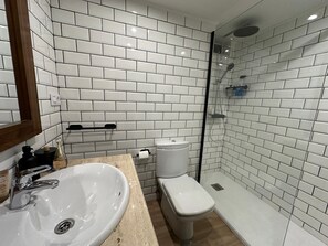 Regadera, secadora de cabello, toallas 