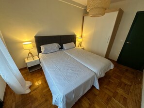 3 slaapkamers, een strijkplank/strijkijzer, wifi, beddengoed
