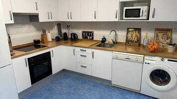 Een koelkast, een magnetron, een oven, een kookplaat