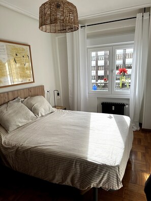 3 habitaciones, tabla de planchar con plancha, wifi y ropa de cama 