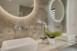 Douche, savon, shampoing, papier toilette