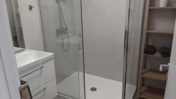 Douche, sĂšche-cheveux, serviettes fournies, savon