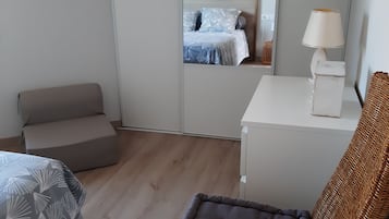 1 dormitori, planxa i posts de planxar, wifi i roba de llit