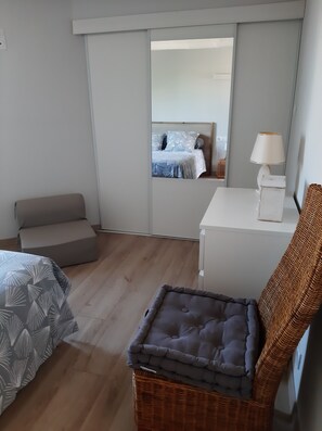 1 slaapkamer, een strijkplank/strijkijzer, wifi, beddengoed
