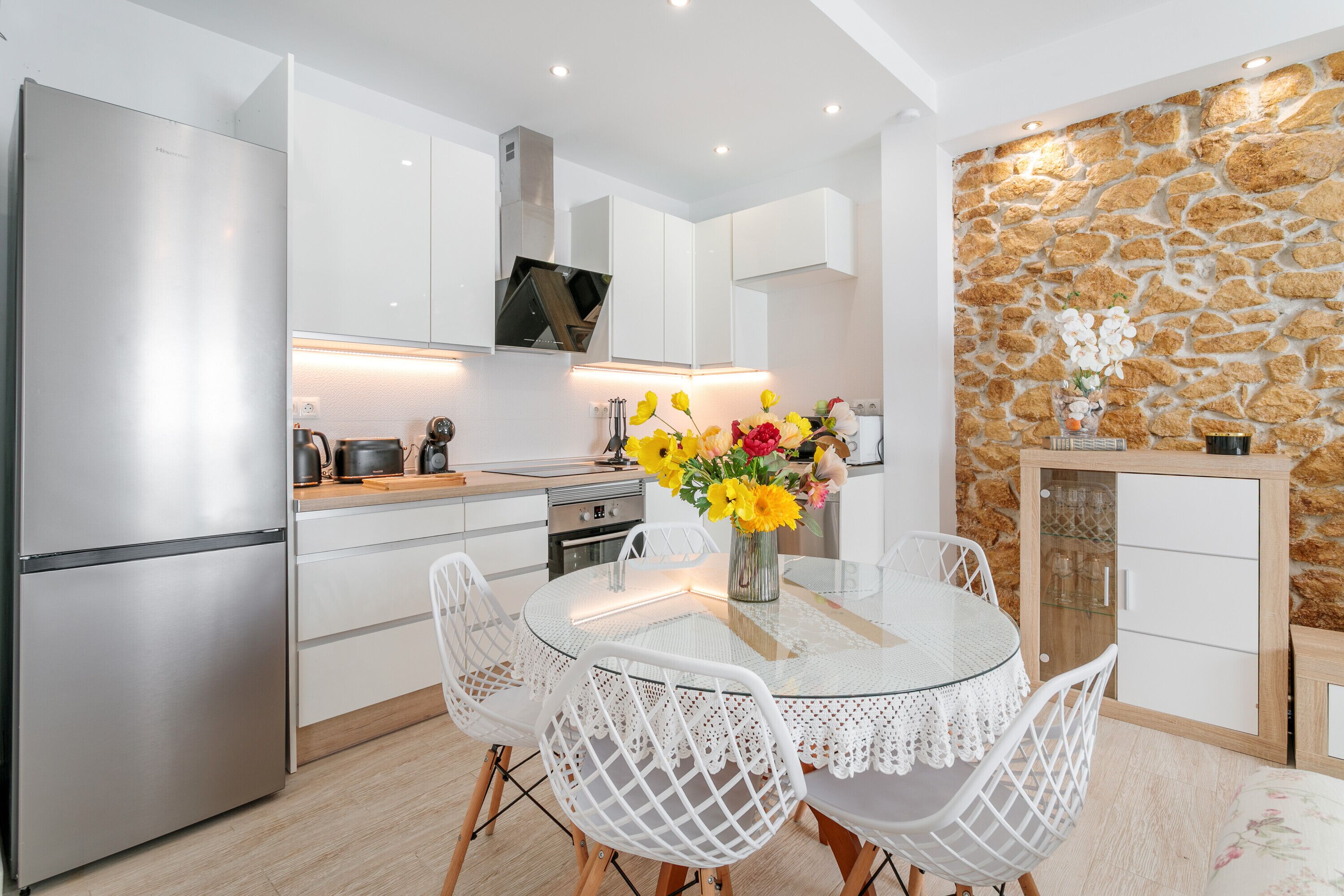 Frigorifero, microonde, forno, piano cottura