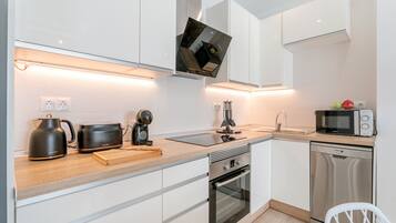 Frigorífico, microondas, horno y placa de cocina