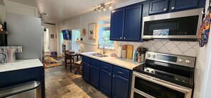 Geladeira, micro-ondas, fogão, cooktop