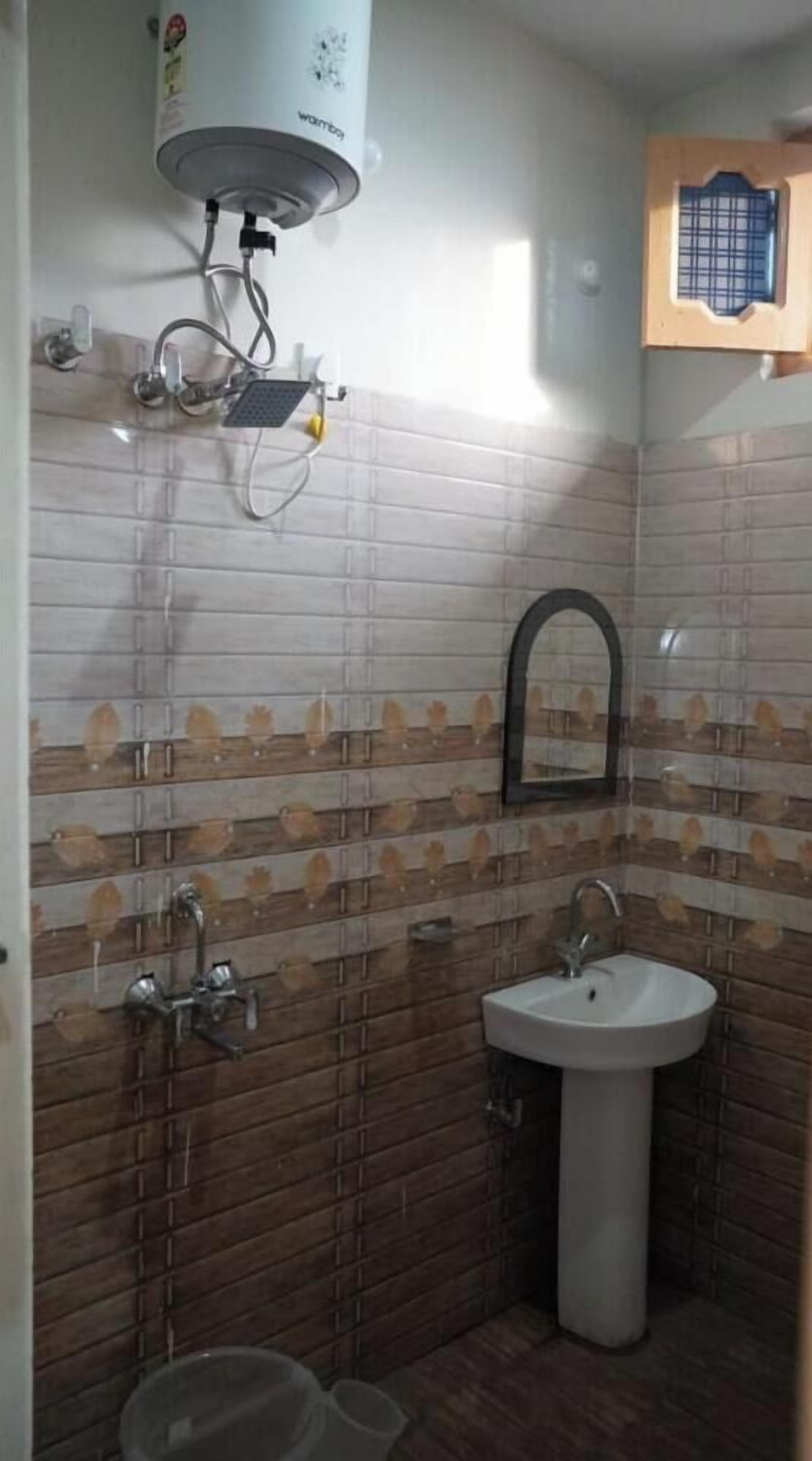 Klassieke tweepersoonskamer, uitzicht op bergen | Badkamer