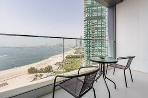 Property grounds - 3BR Overlooking Sea,Ain Dubai & Bluewaters Island,Walking Distance to the Beach (Dubai)