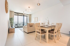 Dining - 3BR Overlooking Sea,Ain Dubai & Bluewaters Island,Walking Distance to the Beach (Dubai)