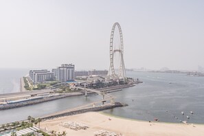 Beach - 3BR Overlooking Sea,Ain Dubai & Bluewaters Island,Walking Distance to the Beach (Dubai)