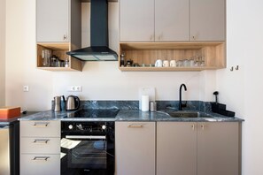 Lejlighed - 2 soveværelser - balkon - byudsigt | Privat køkken | Køleskab/fryser i fuld størrelse, ovn, kogeplade, opvaskemaskine
