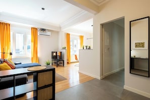 Appartement, 2 chambres, balcon, vue ville | Salle de séjour | Télévision à écran plasma de 43 pouces avec chaînes numériques