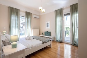 Appartement, 2 chambres, balcon, vue ville | Bureau, espace de travail pour ordinateur portable, rideaux occultants