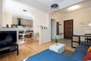 Apartament, 2 dormitoris, balcó, vistes a la ciutat | Sala d'estar | Televisor de plasma de 43 polzades amb canals digitals