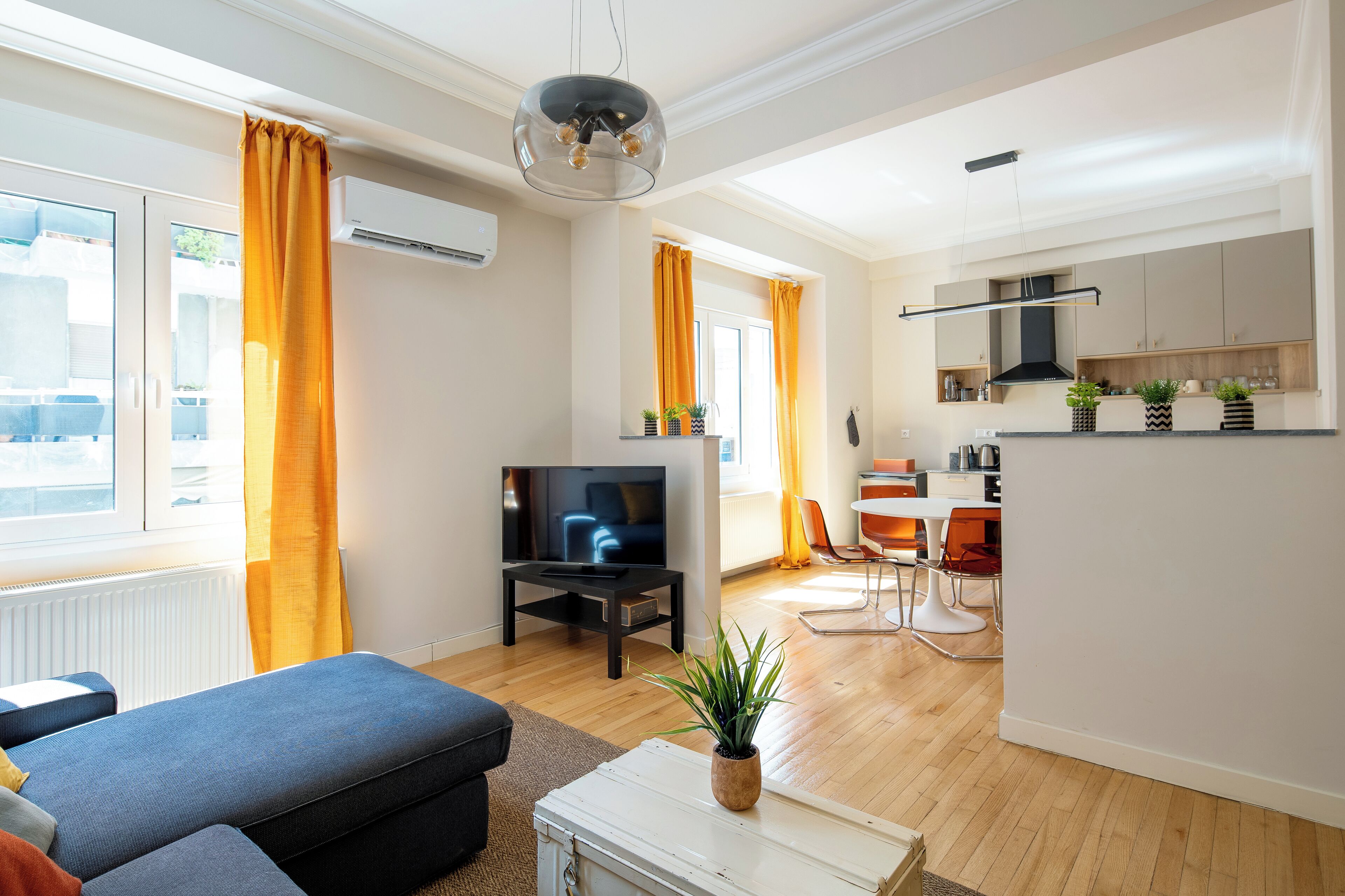 Eine moderne Wohnung mit Wohnzimmer, Essbereich und Küche.