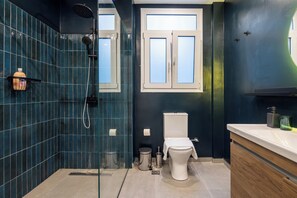 Appartement, 2 chambres, balcon, vue ville | Salle de bain | Douche, articles de toilette gratuits, sèche-cheveux