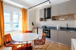 Appartement, 2 chambres, balcon, vue ville | Cuisine privée | Grand réfrigérateur, four, plaque de cuisson, lave-vaisselle